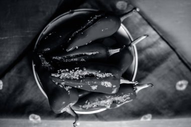 Kırmızı biber biber hardal tohumu ve hardal yağı Marine. Karanlık gotik tarzı natürmort kavramı