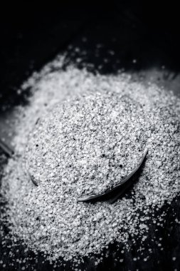 Bir cam levha içinde ezilmiş hardal tohumu görünümü ahşap yüzeyine kadar kapatın