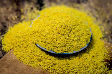 Ahşap arka plan üzerinde kasede ezilmiş çemen tohumu yakın çekim