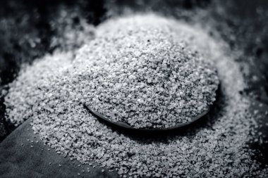 Ahşap arka plan üzerinde kasede ezilmiş çemen tohumu yakın çekim