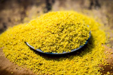 Bir cam levha içinde ezilmiş hardal tohumu görünümü ahşap yüzeyine kadar kapatın