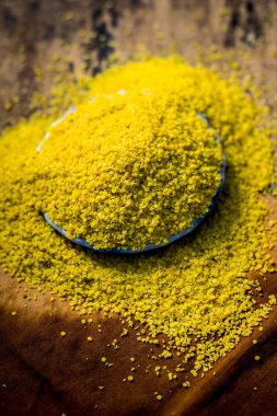 Bir cam levha içinde ezilmiş hardal tohumu görünümü ahşap yüzeyine kadar kapatın