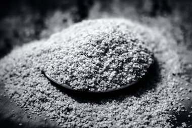 Bir cam levha içinde ezilmiş hardal tohumu görünümü ahşap yüzeyine kadar kapatın