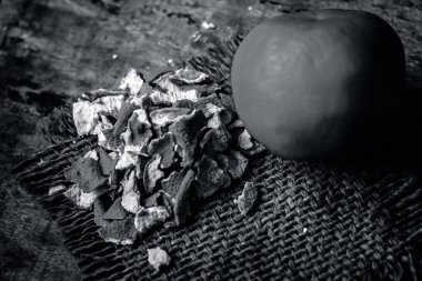 Kurutulmuş kabuğu portakal topçu arka plan üzerinde Kapat