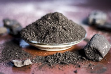 Kömür tozu diş ağrısı ve diş macunu, geleneksel Asya ürün görünümünü kapat.