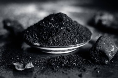 Kömür tozu diş ağrısı ve diş macunu, geleneksel Asya ürün görünümünü kapat.