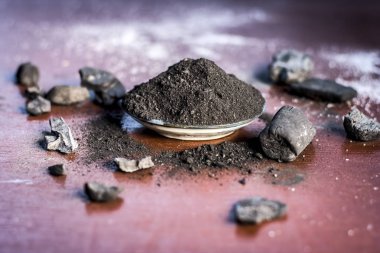 Kömür tozu diş ağrısı ve diş macunu, geleneksel Asya ürün görünümünü kapat.