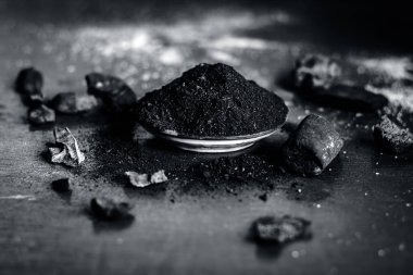 Kömür tozu diş ağrısı ve diş macunu, geleneksel Asya ürün görünümünü kapat.