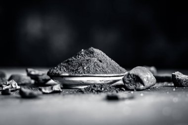 Kömür tozu diş ağrısı ve diş macunu, geleneksel Asya ürün görünümünü kapat.