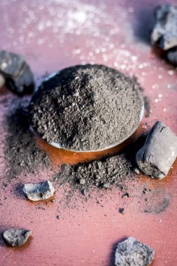 Kömür tozu ahşap masa üzerinde Kapat