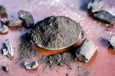 Kömür tozu diş ağrısı ve diş macunu, geleneksel Asya ürün görünümünü kapat.