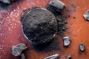 Kömür tozu diş ağrısı ve diş macunu, geleneksel Asya ürün görünümünü kapat.