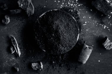 Kömür tozu diş ağrısı ve diş macunu, geleneksel Asya ürün görünümünü kapat.