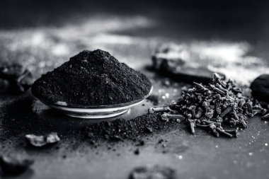 Diş macunu kömür, karanfil ve tuz, ahşap bir yüzey üzerinde sodyum klorür ile geleneksel malzemeler.