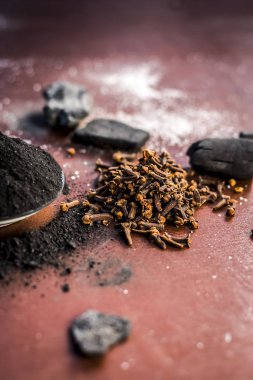 Masada servis edilen otantik otlar, yakın çekim.