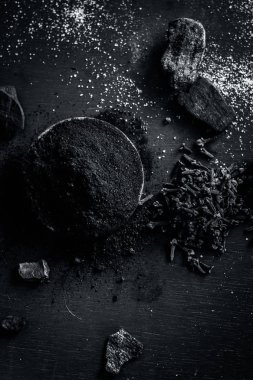 Diş macunu kömür, karanfil ve tuz, ahşap bir yüzey üzerinde sodyum klorür ile geleneksel malzemeler.