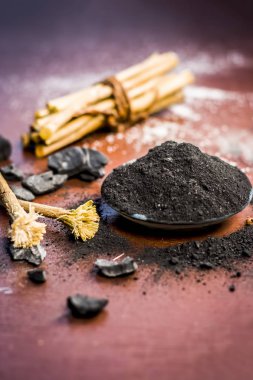 Karışım veya maddeler Asya'da yapılan geleneksel diş macunu. Kömür tozu, neem bush ve karanfil tozu