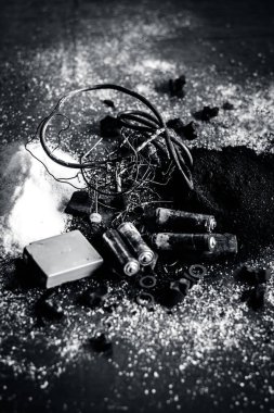 Madde görünümünü veya karışım topraklayıcı veya sistem topraklama kapatın. Kömür, kömür tozu, tuz, sodyum klorür ve teller