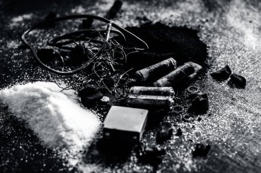 Madde görünümünü veya karışım topraklayıcı veya sistem topraklama kapatın. Kömür, kömür tozu, tuz, sodyum klorür ve teller