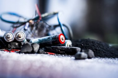 Madde görünümünü veya karışım topraklayıcı veya sistem topraklama kapatın. Kömür, kömür tozu, tuz, sodyum klorür ve teller