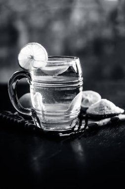 Hint en popüler yaz içeceği Nimbu pani veya Nimbo sarbat, tuz ile şeffaf bir bardak limonata görünümünü kapat.