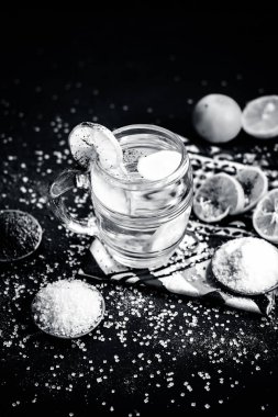 Hint en popüler yaz içeceği Nimbu pani veya Nimbo sarbat, tuz ile şeffaf bir bardak limonata görünümünü kapat.