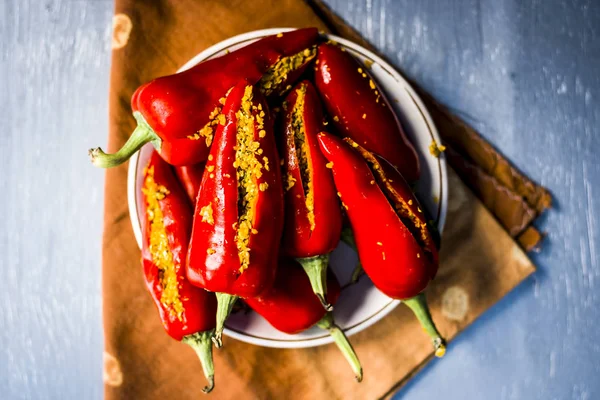 Chiles Rojos Marinados Semillas Mostaza Aceite Mostaza Concepto Naturaleza Muerta — Foto de Stock