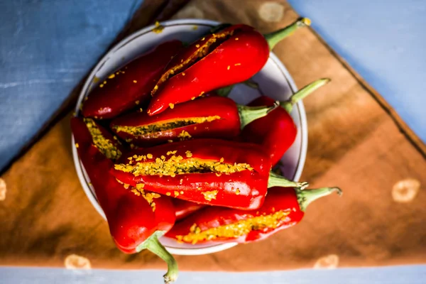 Chiles Rojos Marinados Semillas Mostaza Aceite Mostaza Concepto Naturaleza Muerta — Foto de Stock