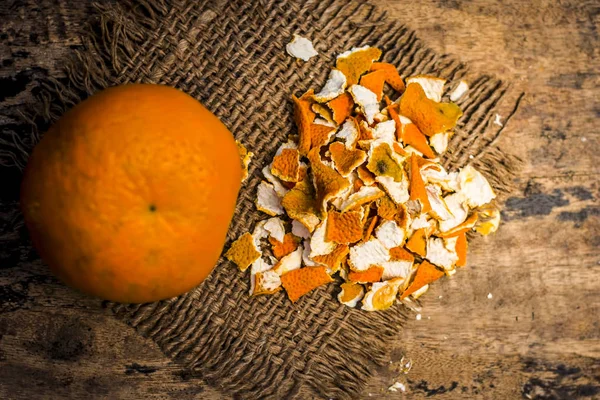 Primer Plano Cáscara Seca Naranja Sobre Fondo Ametrallado — Foto de Stock