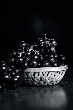 Hasır sepet üzüm görünümü ahşap yüzeyine kadar kapatın