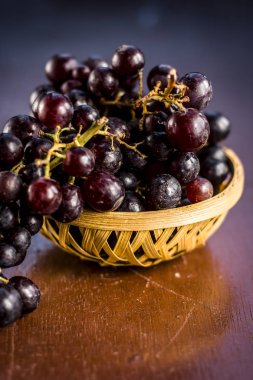 Hasır sepet üzüm görünümü ahşap yüzeyine kadar kapatın