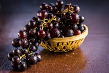 Hasır sepet üzüm görünümü ahşap yüzeyine kadar kapatın