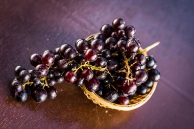 Hasır sepet üzüm görünümü ahşap yüzeyine kadar kapatın