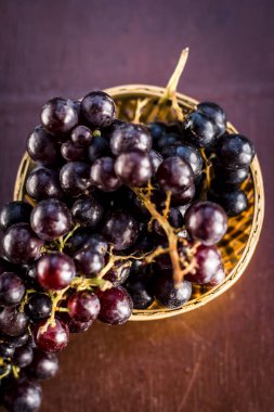 Hasır sepet üzüm görünümü ahşap yüzeyine kadar kapatın