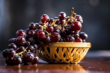 Hasır sepet üzüm görünümü ahşap yüzeyine kadar kapatın