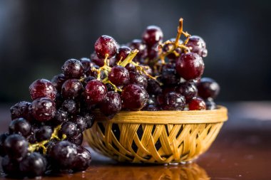 Hasır sepet üzüm görünümü ahşap yüzeyine kadar kapatın