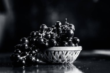 Hasır sepet üzüm görünümü ahşap yüzeyine kadar kapatın