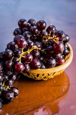 Hasır sepet üzüm görünümü ahşap yüzeyine kadar kapatın