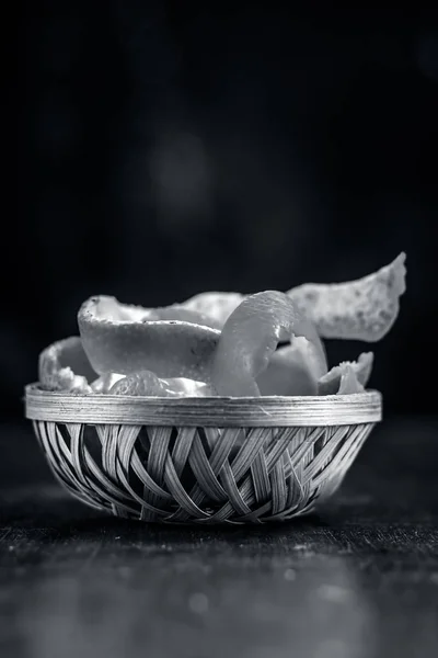 Peau Orange Fraîche Dans Panier Traditionnel Osier Sur Une Surface — Photo