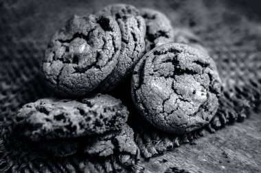 Ev yapımı taze pişmiş çikolata kurabiye topçu arka plan üzerinde