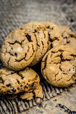 Ev yapımı taze pişmiş çikolata kurabiye topçu arka plan üzerinde