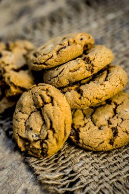 Ev yapımı taze pişmiş çikolata kurabiye topçu arka plan üzerinde