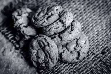 Ev yapımı taze pişmiş çikolata kurabiye topçu arka plan üzerinde