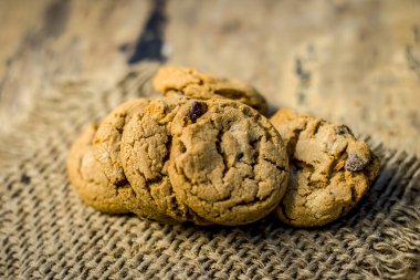 Ev yapımı taze pişmiş çikolata kurabiye topçu arka plan üzerinde