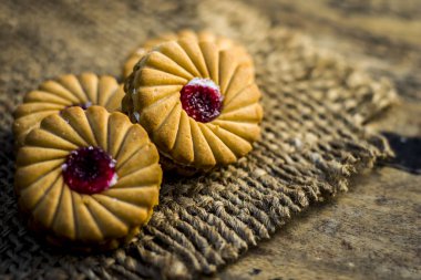 Ev yapımı taze pişmiş reçel kurabiye topçu çanta üzerinde