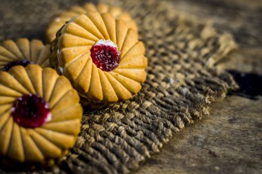 Ev yapımı taze pişmiş reçel kurabiye topçu çanta üzerinde