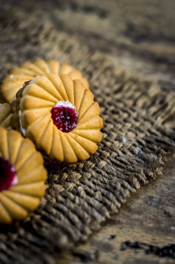 Ev yapımı taze pişmiş reçel kurabiye topçu çanta üzerinde