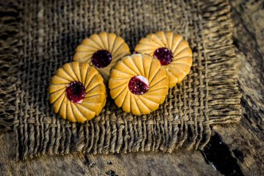 Ev yapımı taze pişmiş reçel kurabiye topçu çanta üzerinde