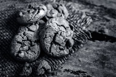 Ev yapımı taze pişmiş çikolata kurabiye topçu arka plan üzerinde