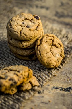 Tuval üzerine ev yapımı çikolatalı kurabiye yakın çekim 